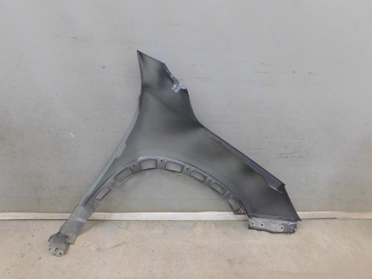 Крыло переднее левое