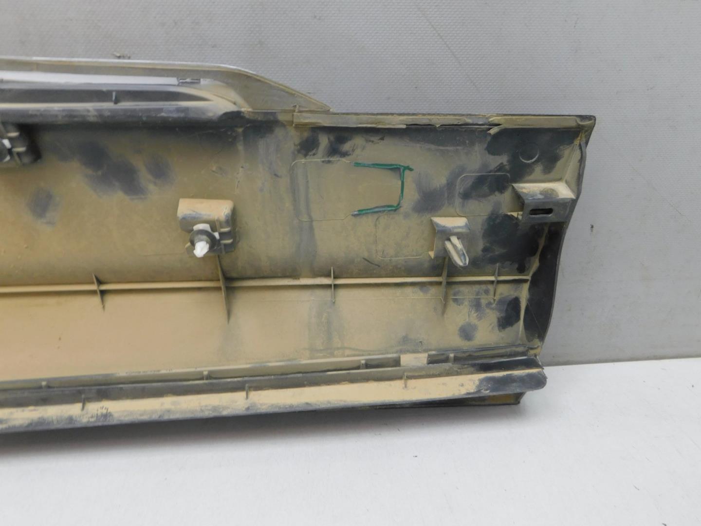 Накладка двери передней левой