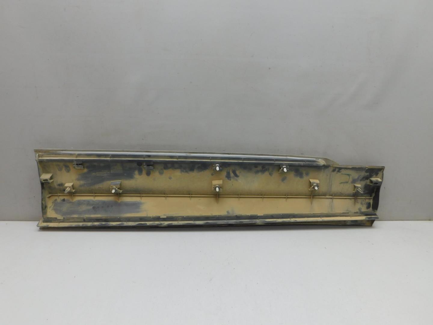 Накладка двери передней левой