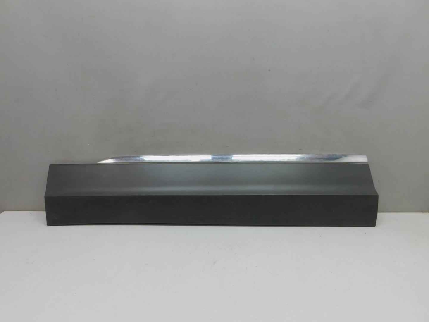 Накладка двери передней левой