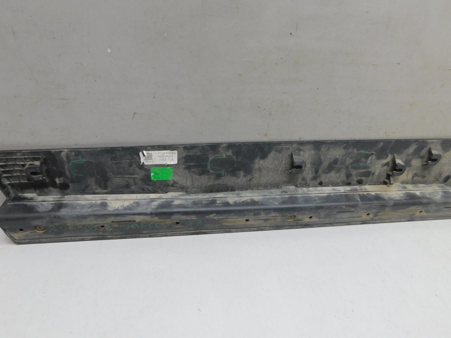 Накладка двери передней правой