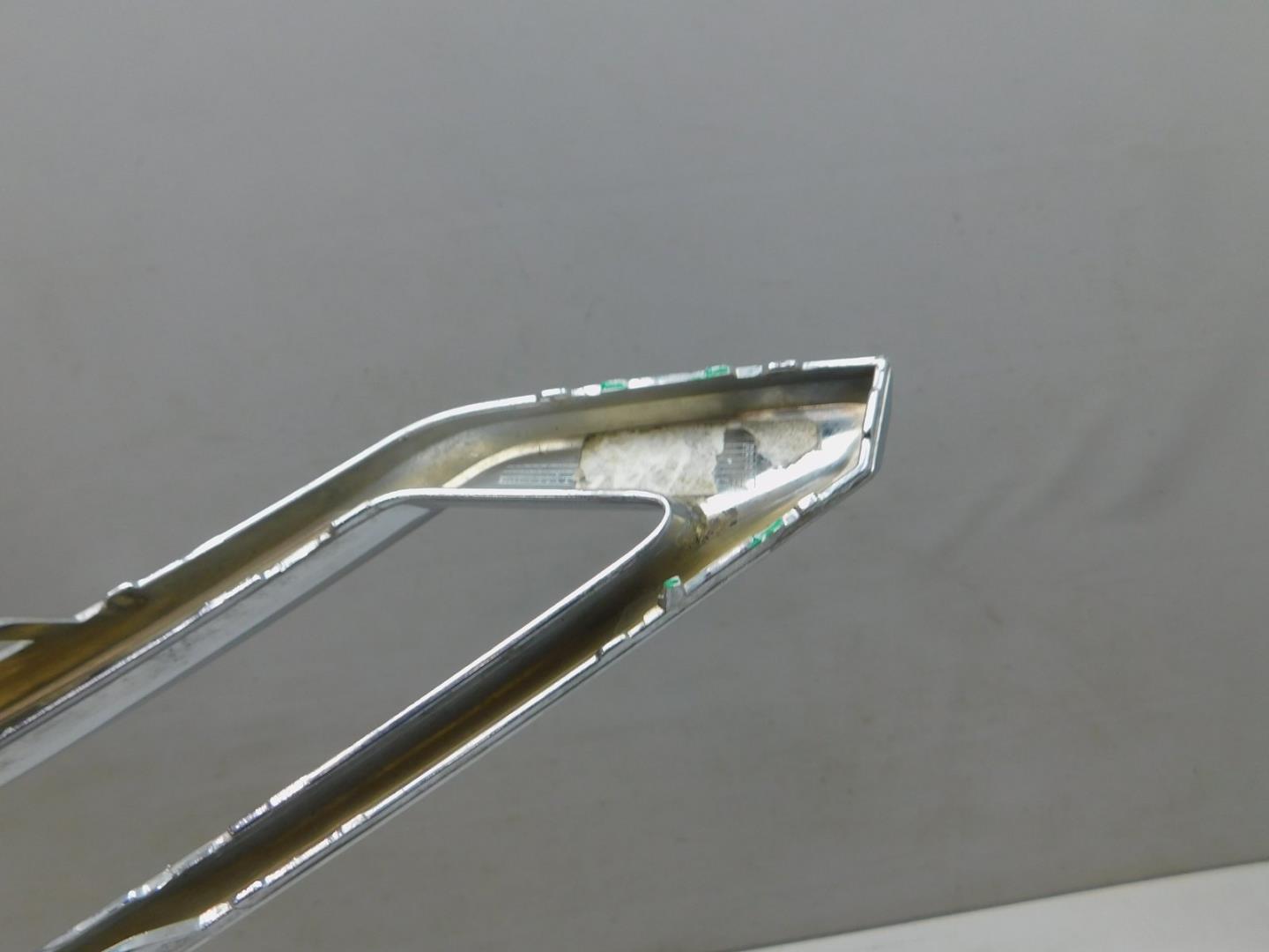 Молдинг переднего бампера