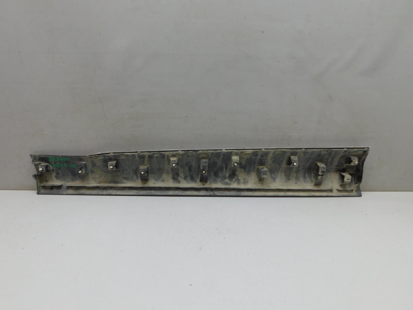 Накладка двери передней правой