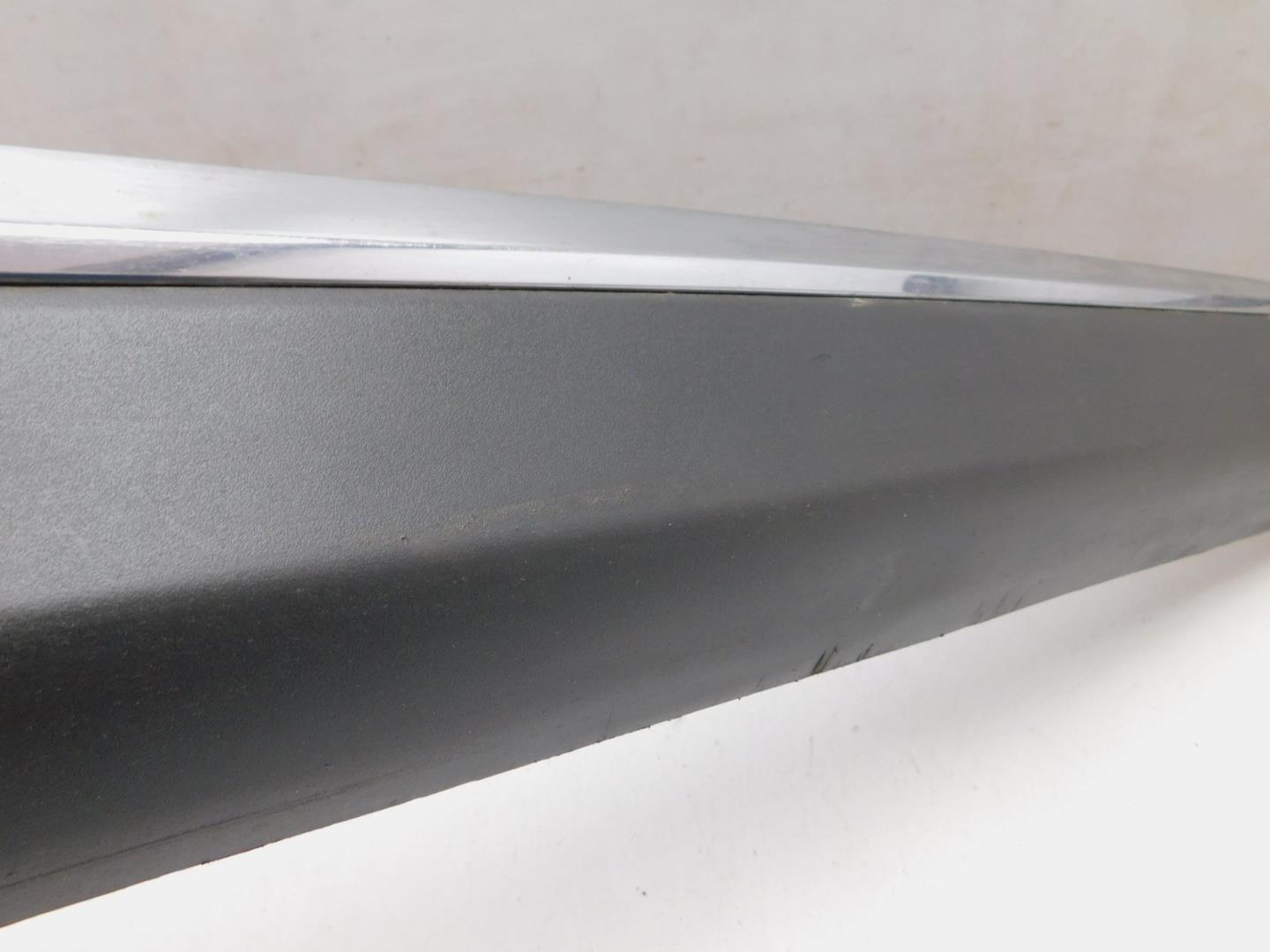 Накладка двери передней правой