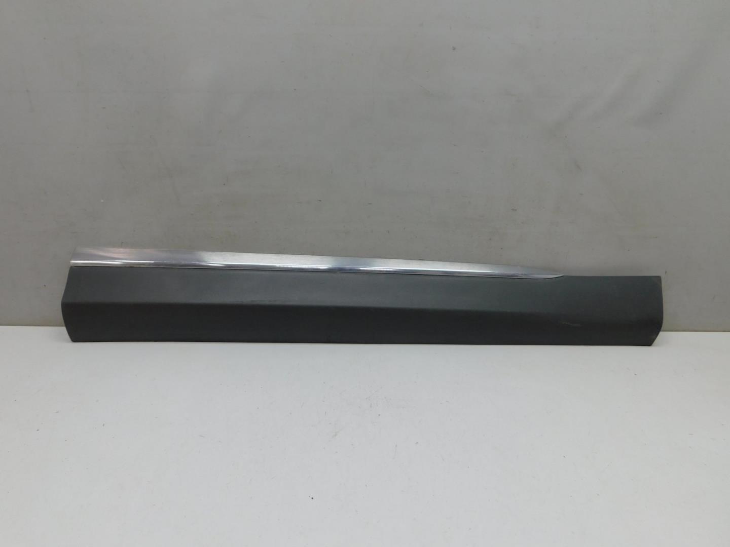 Накладка двери передней правой