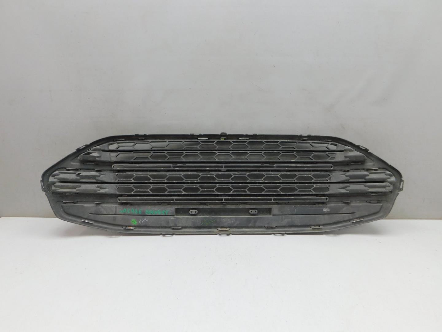 Решетка в бампер центральная