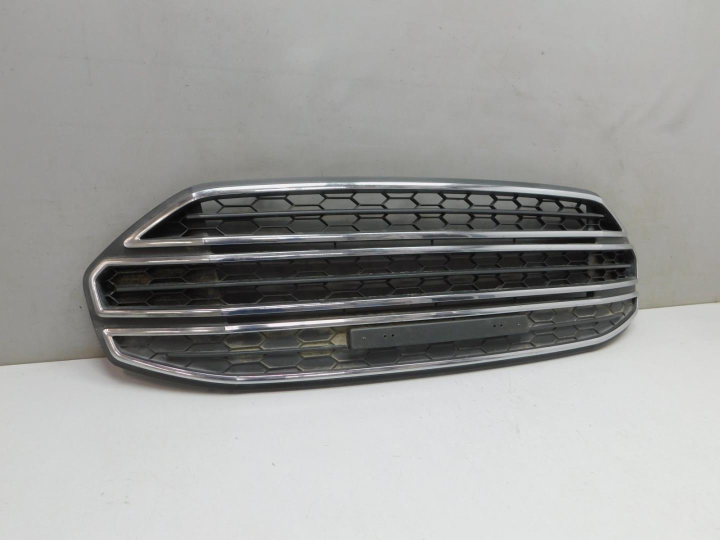 Решетка в бампер центральная