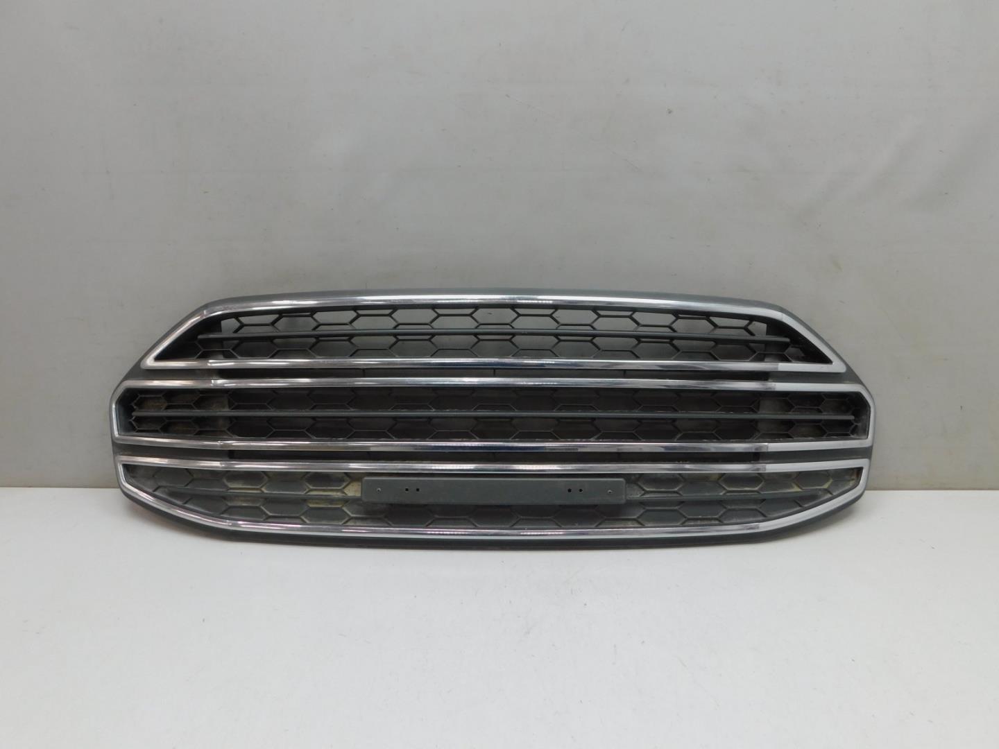 Решетка в бампер центральная