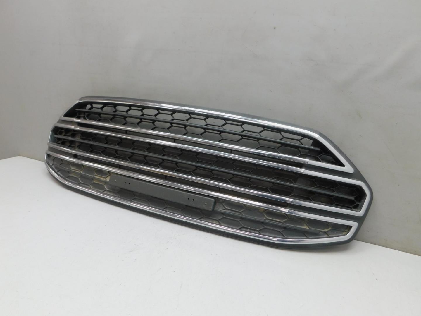 Решетка в бампер центральная