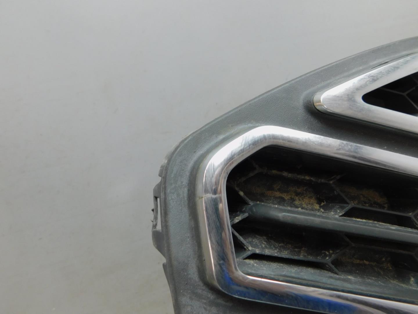 Решетка в бампер центральная