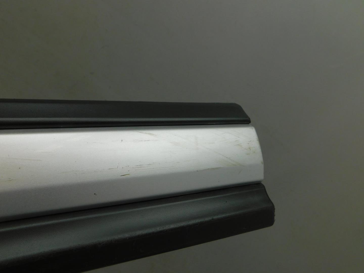 Накладка двери передней левой