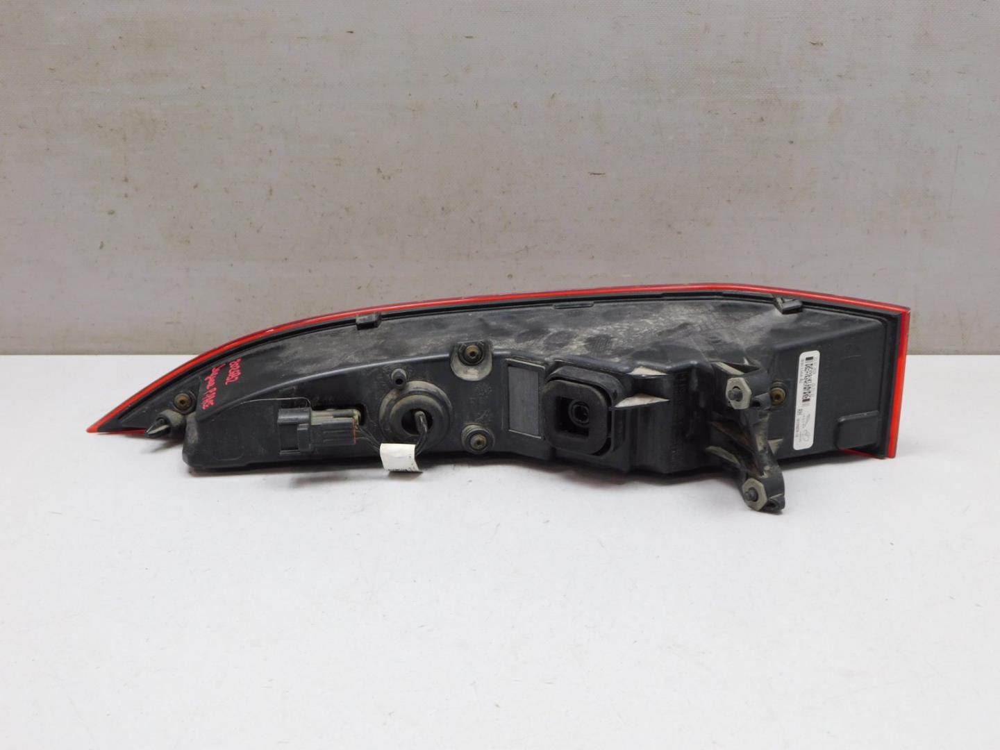 Фонарь задний наружный правый