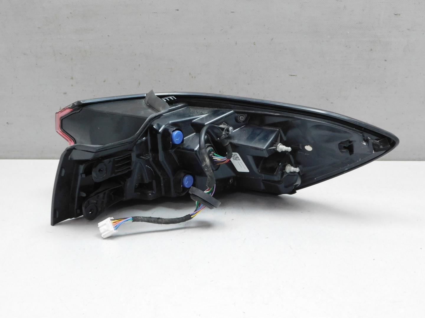 Фонарь задний наружный левый