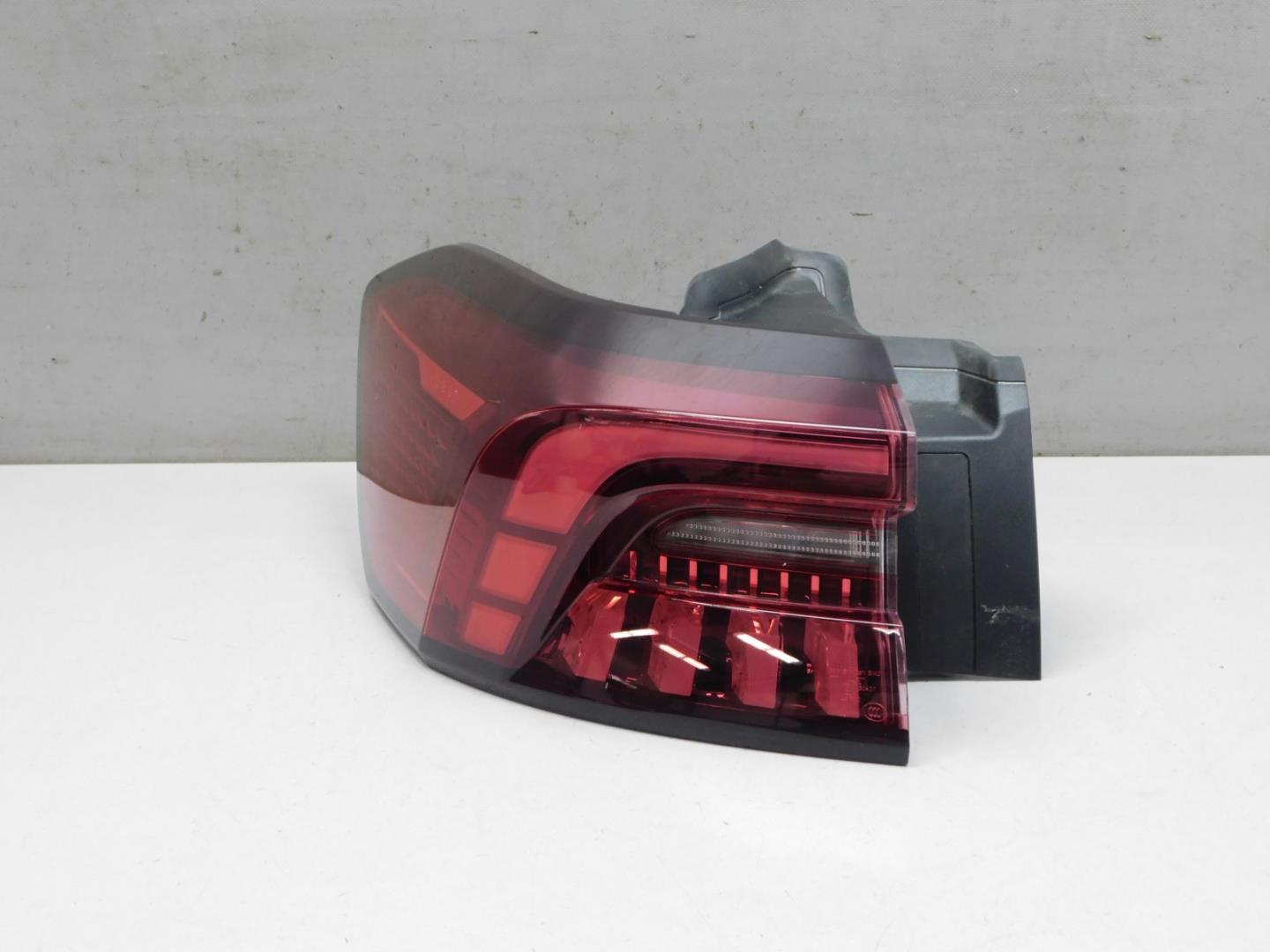 Фонарь задний наружный левый