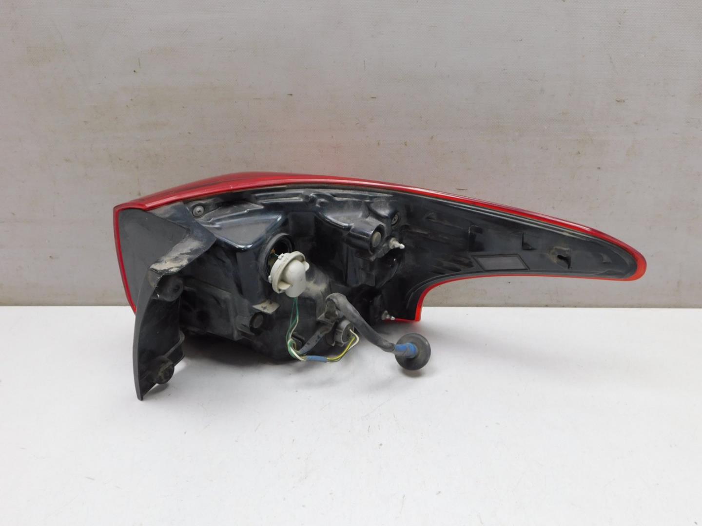 Фонарь задний наружный левый