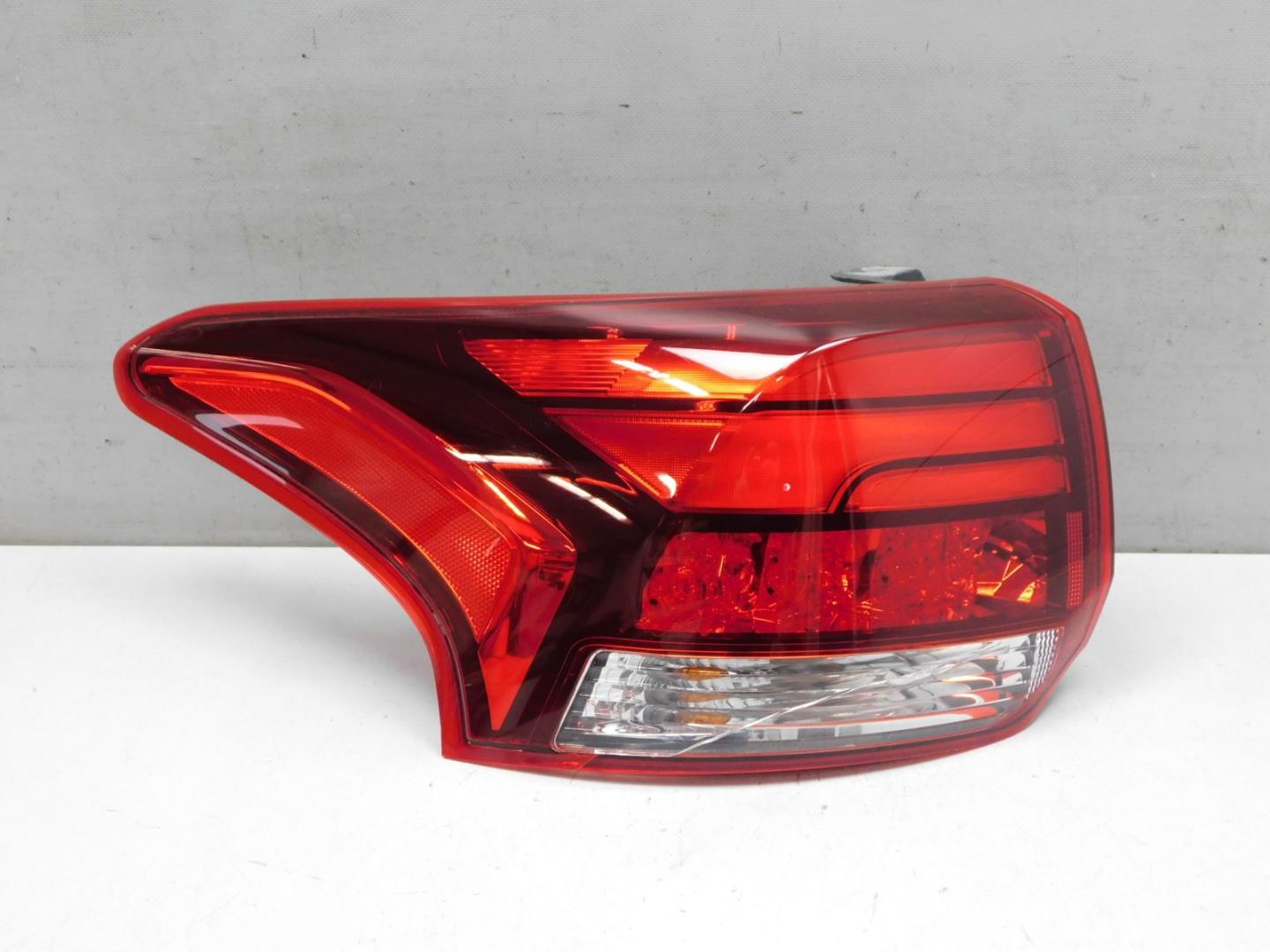 Фонарь задний наружный левый