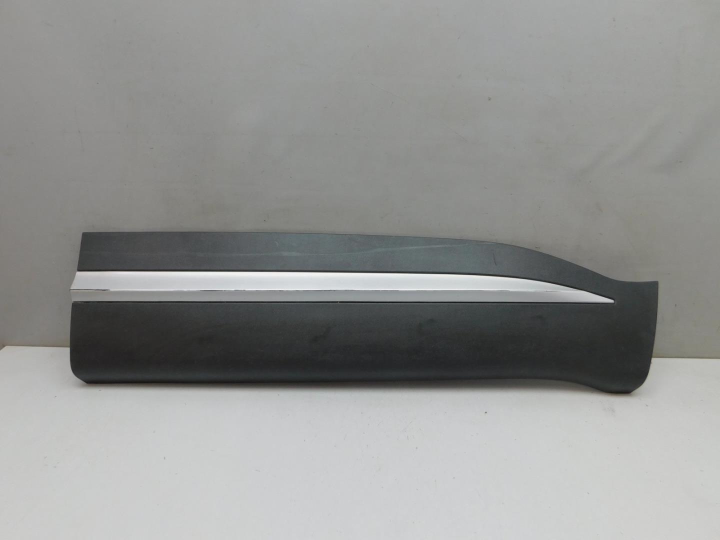 Накладка двери передней правой