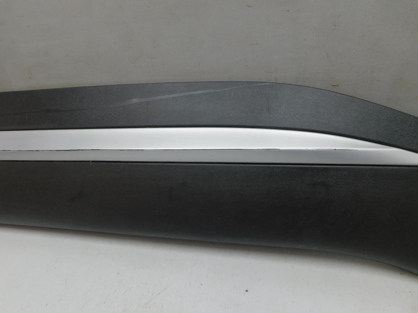 Накладка двери передней правой