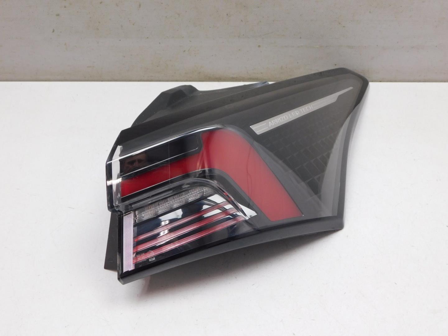 Фонарь задний наружный правый