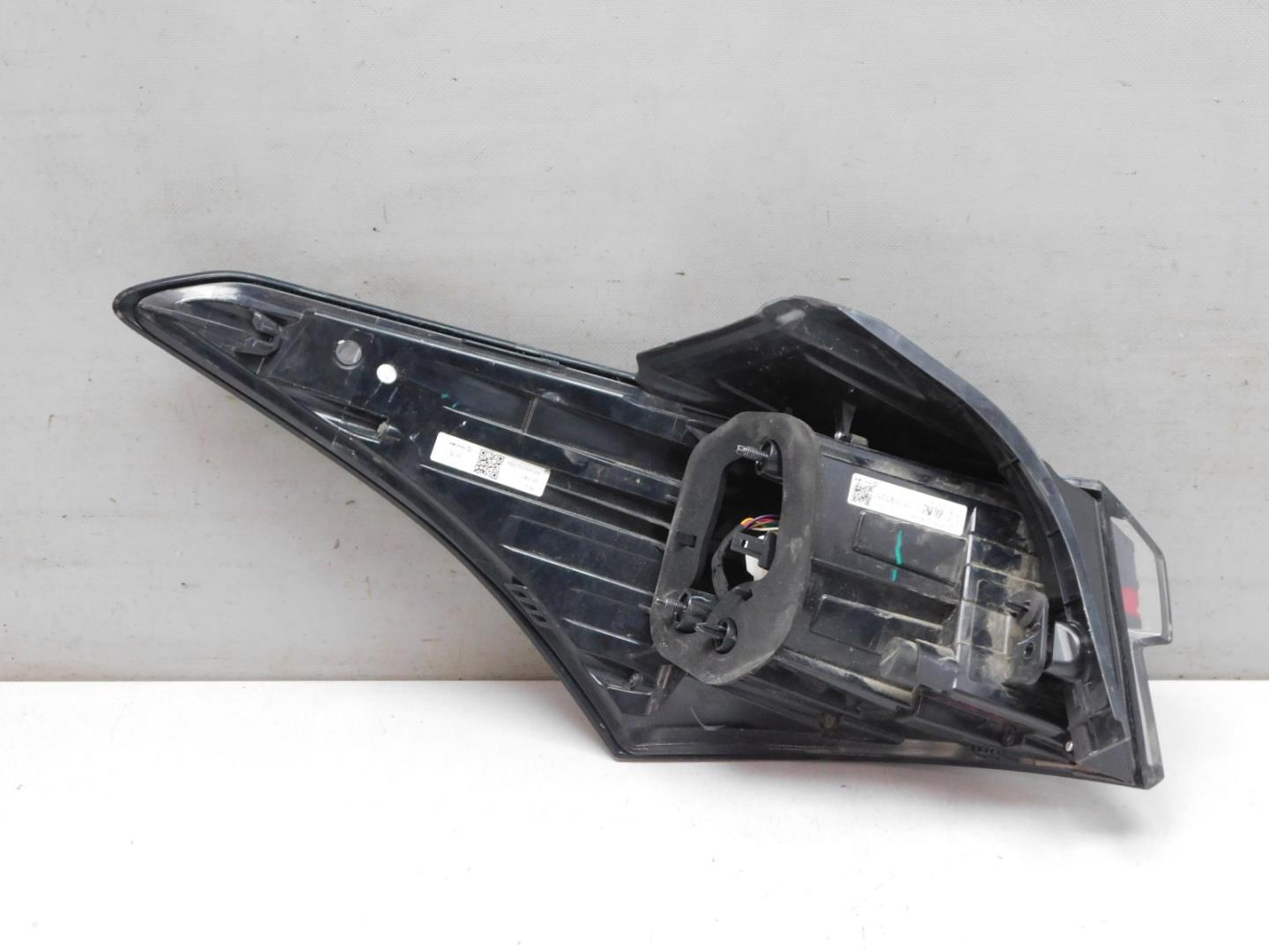 Фонарь задний наружный правый