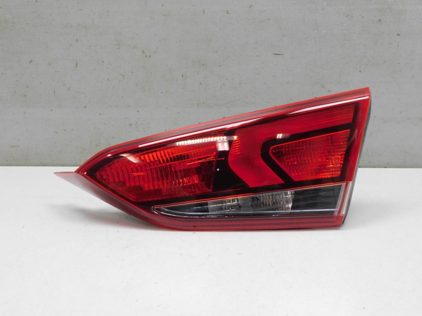 Фонарь задний внутренний правый