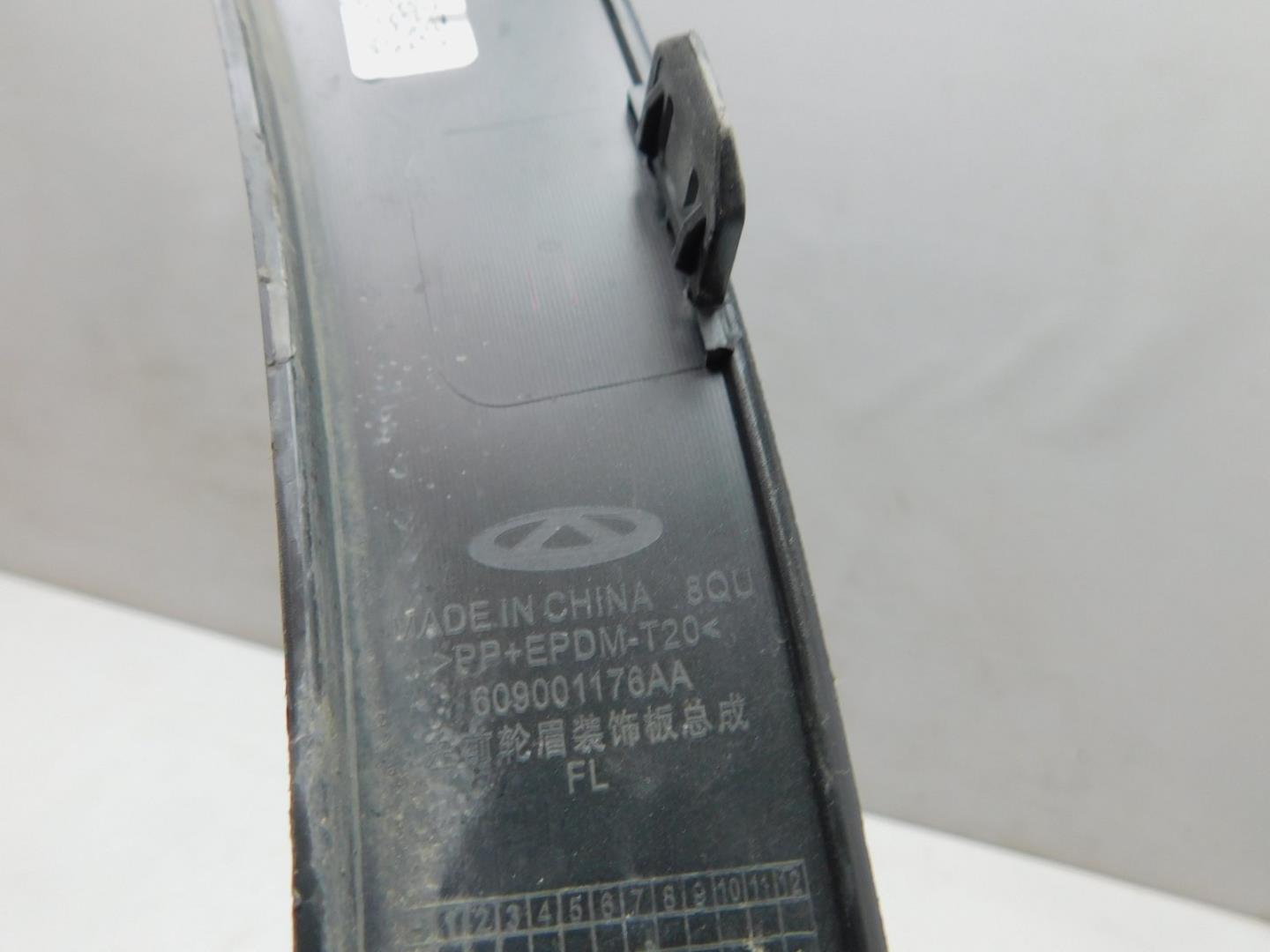 Накладка переднего крыла левого