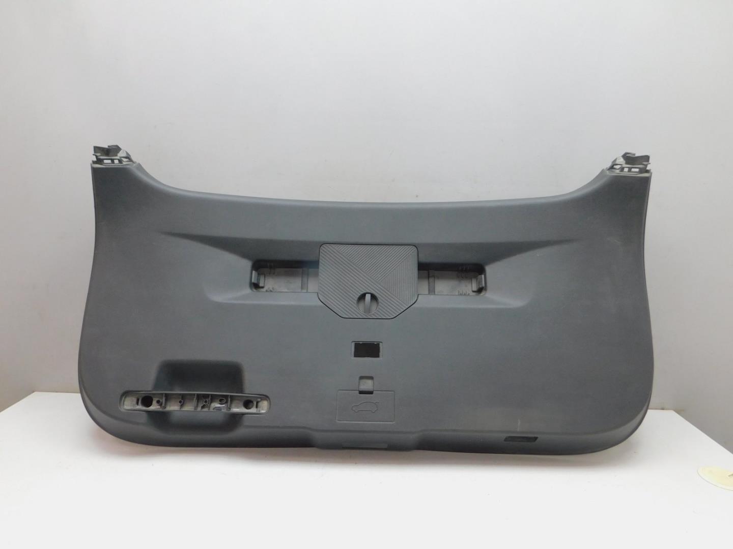 Обшивка двери багажника