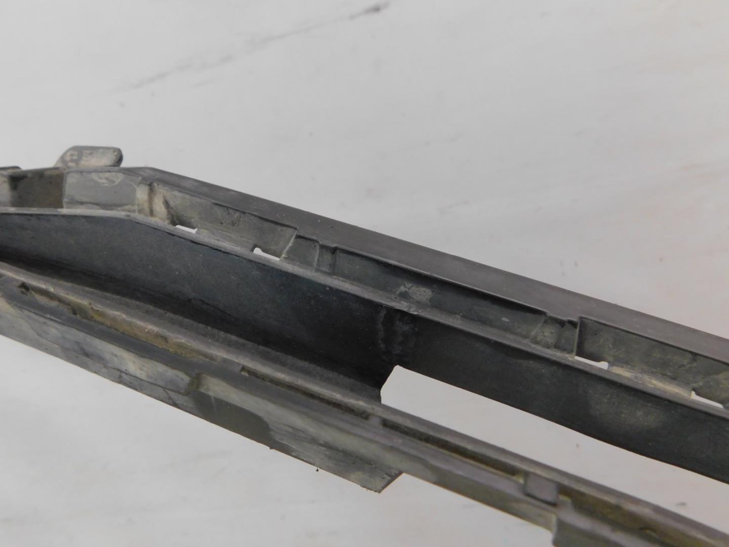 Решетка в бампер центральная