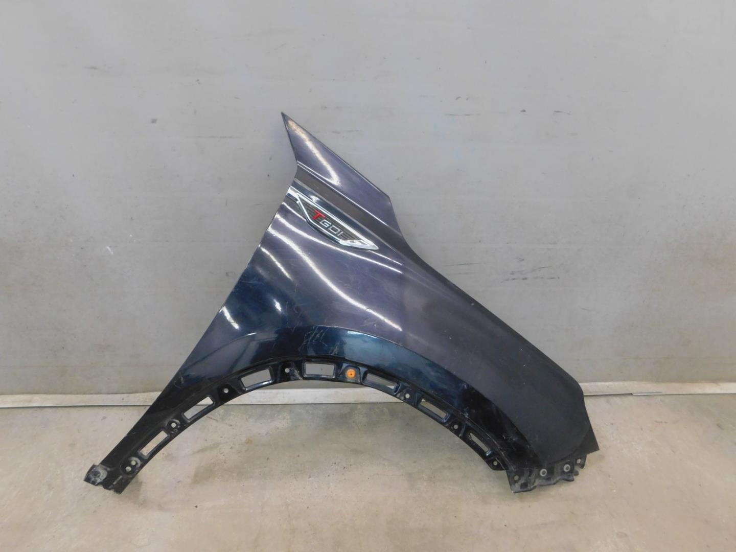 Крыло переднее правое