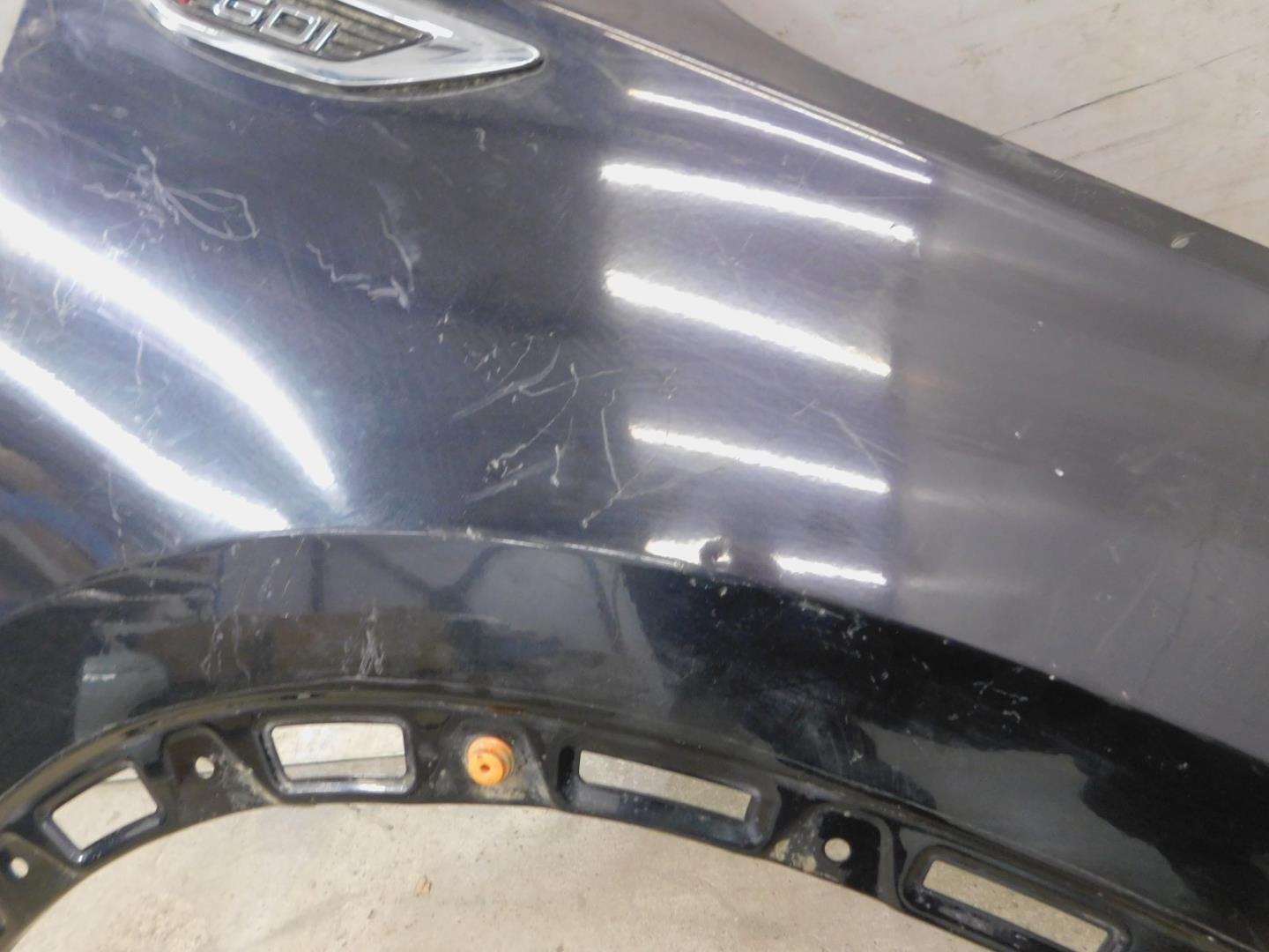 Крыло переднее правое