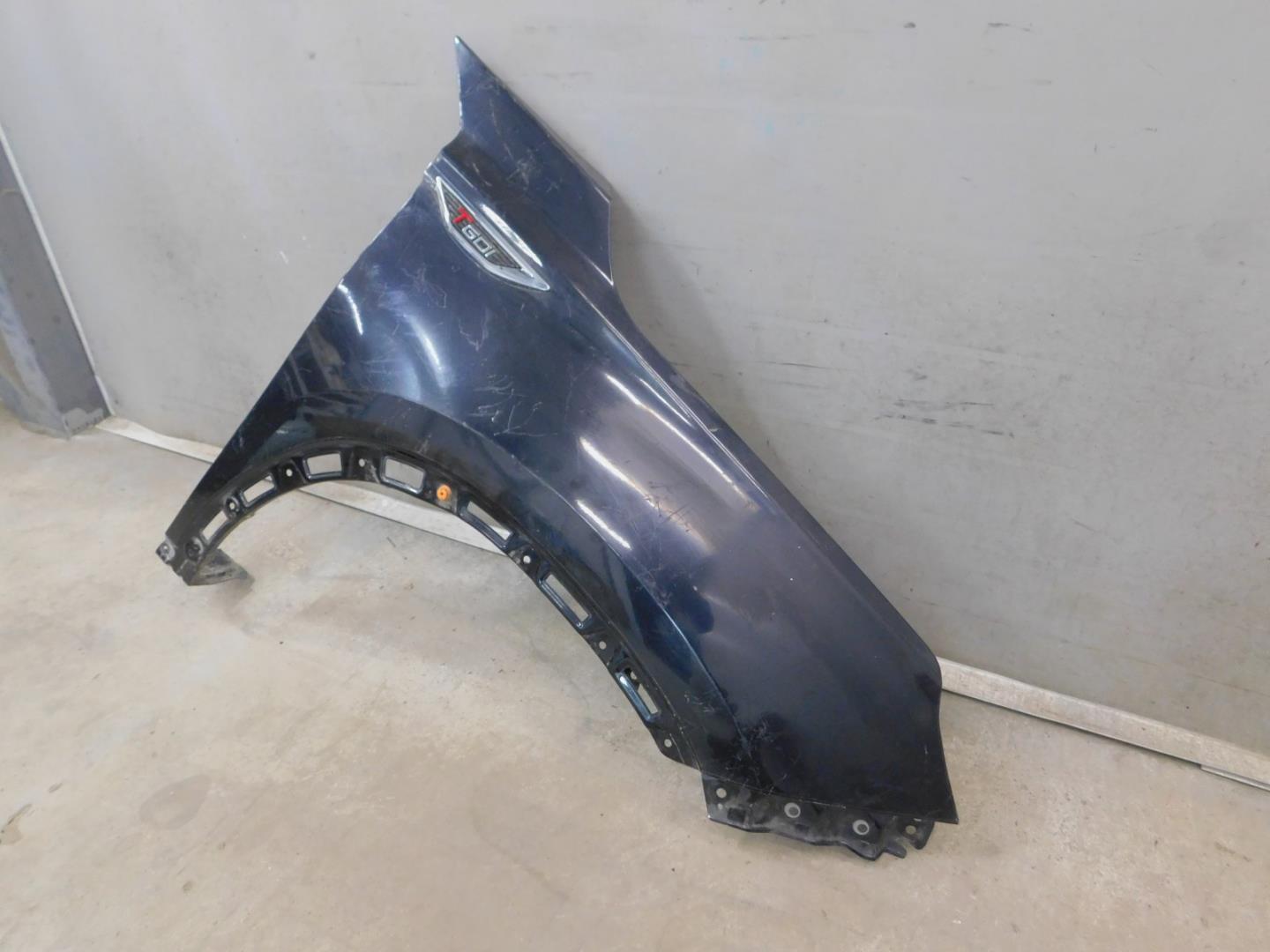 Крыло переднее правое