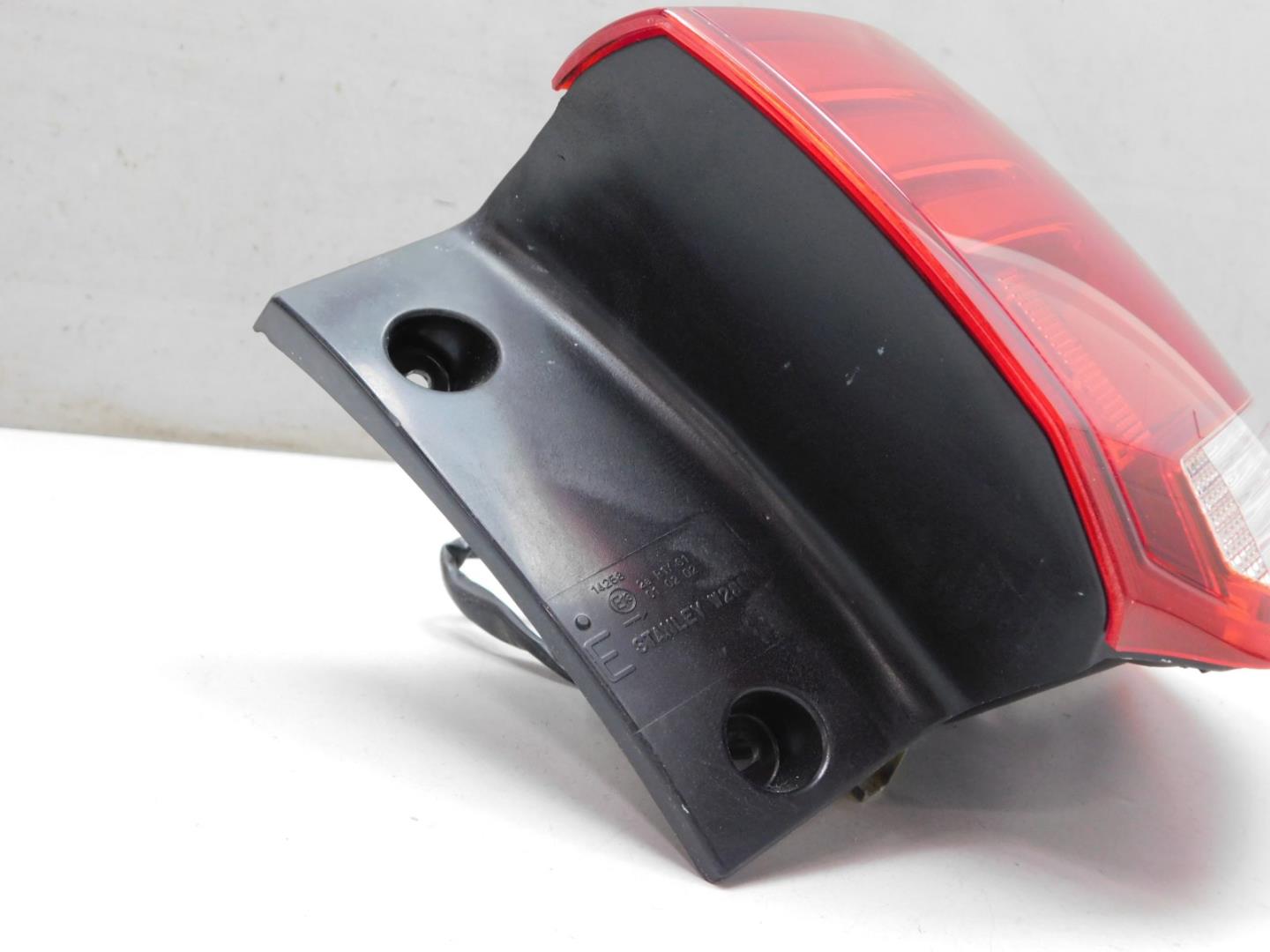 Фонарь задний наружный правый