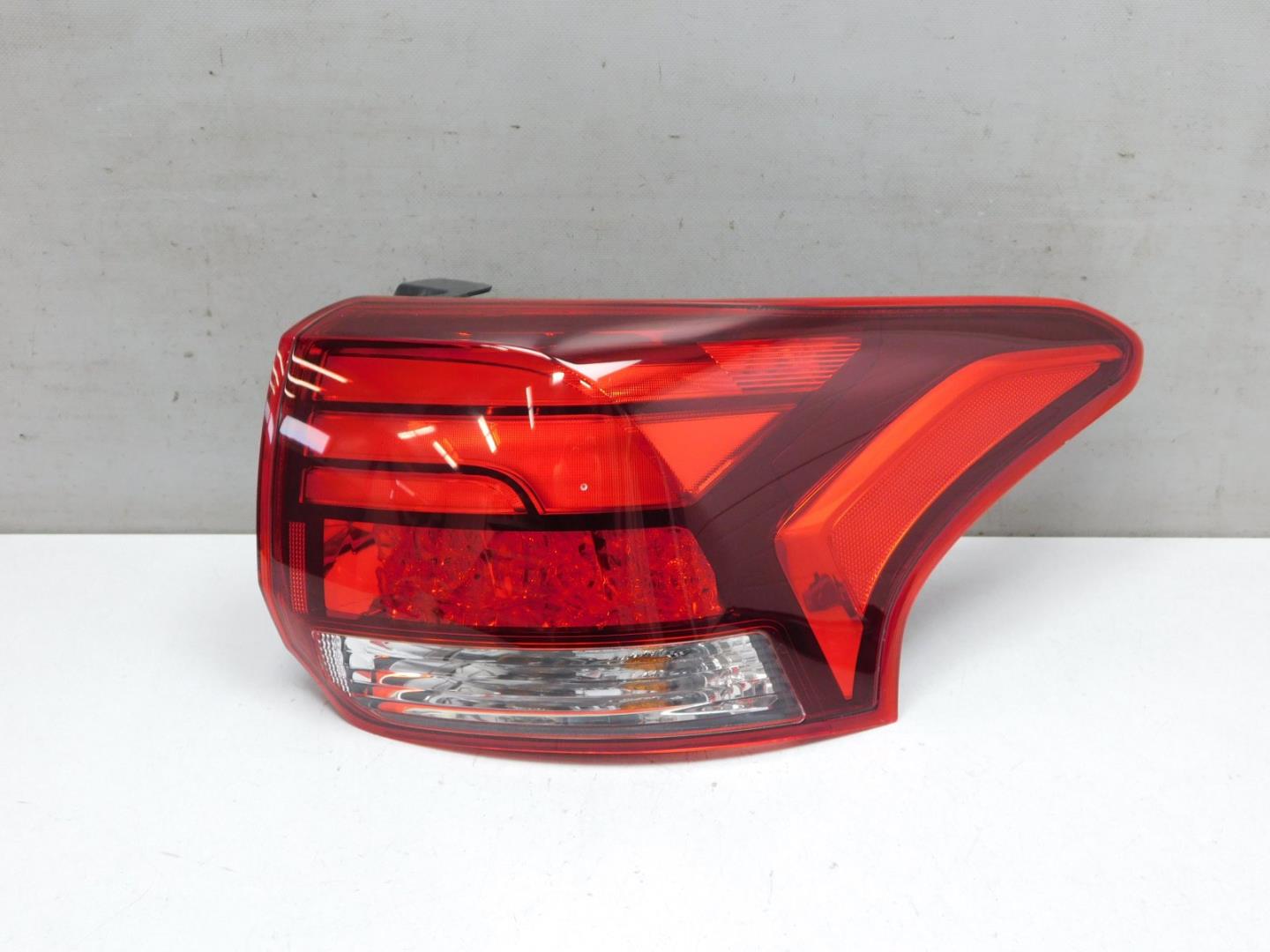 Фонарь задний наружный правый