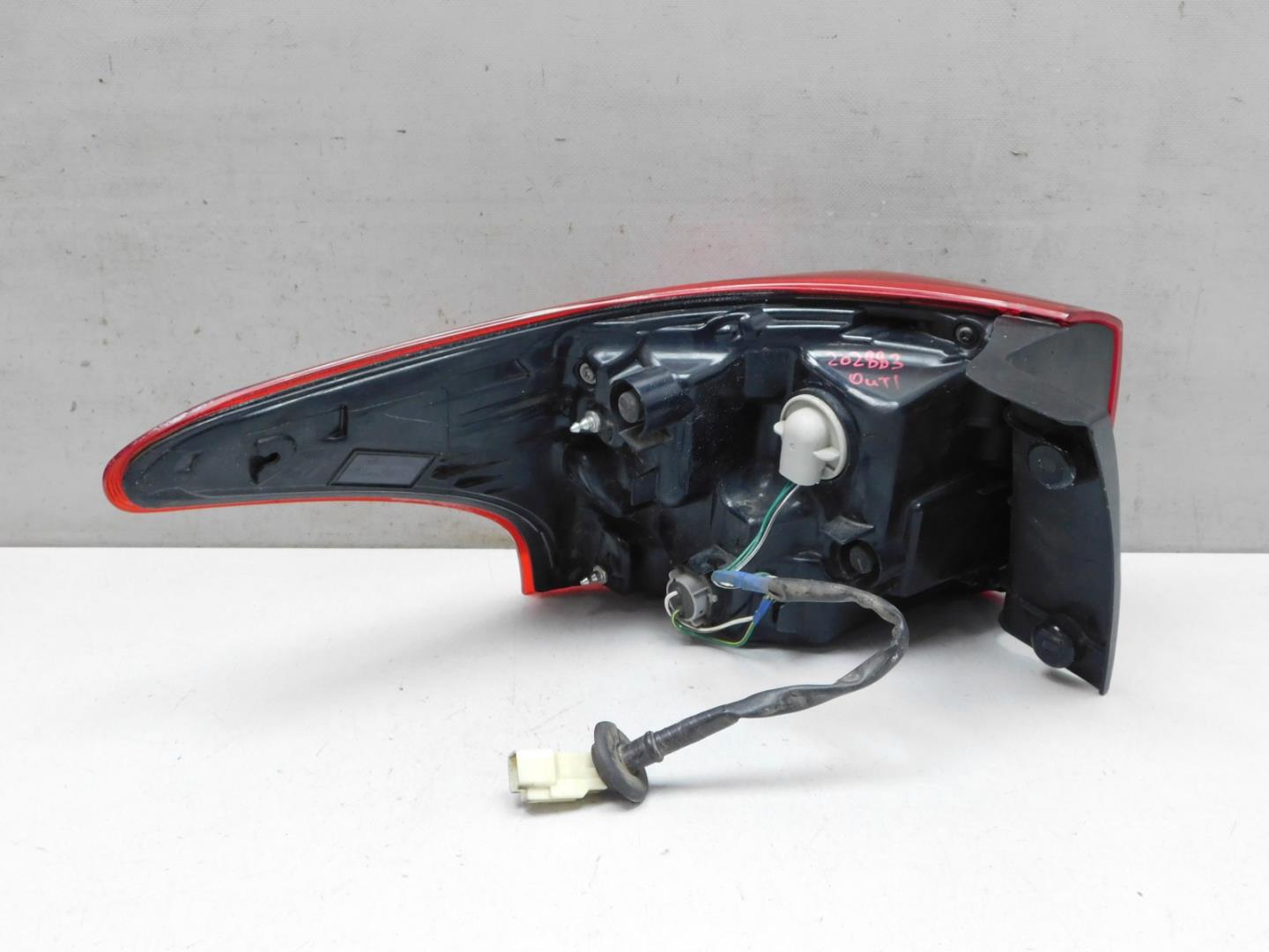 Фонарь задний наружный правый