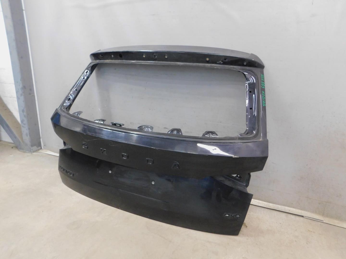 Дверь багажника