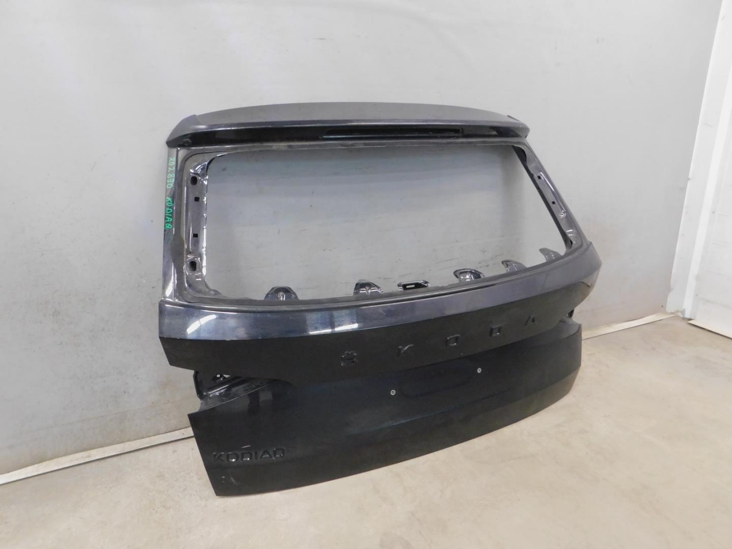 Дверь багажника