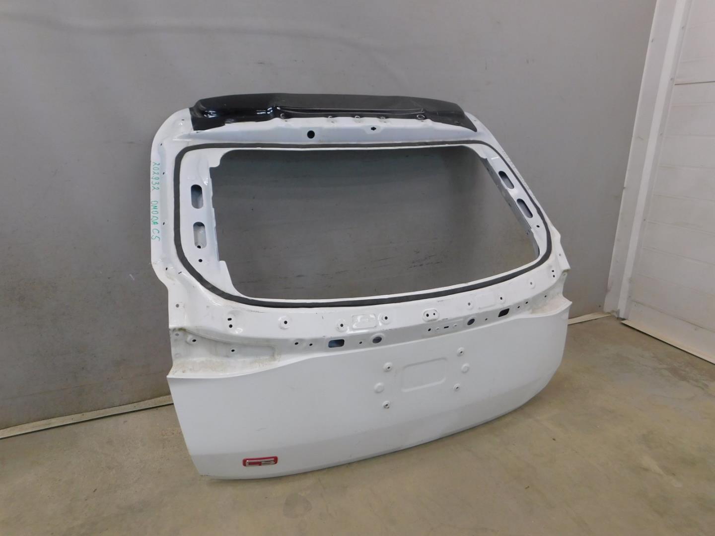 Дверь багажника