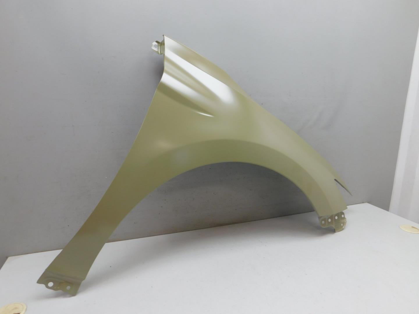 Крыло переднее правое