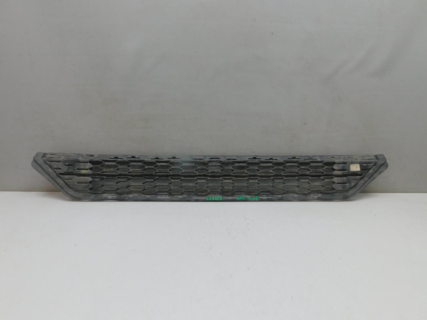 Решетка в бампер центральная