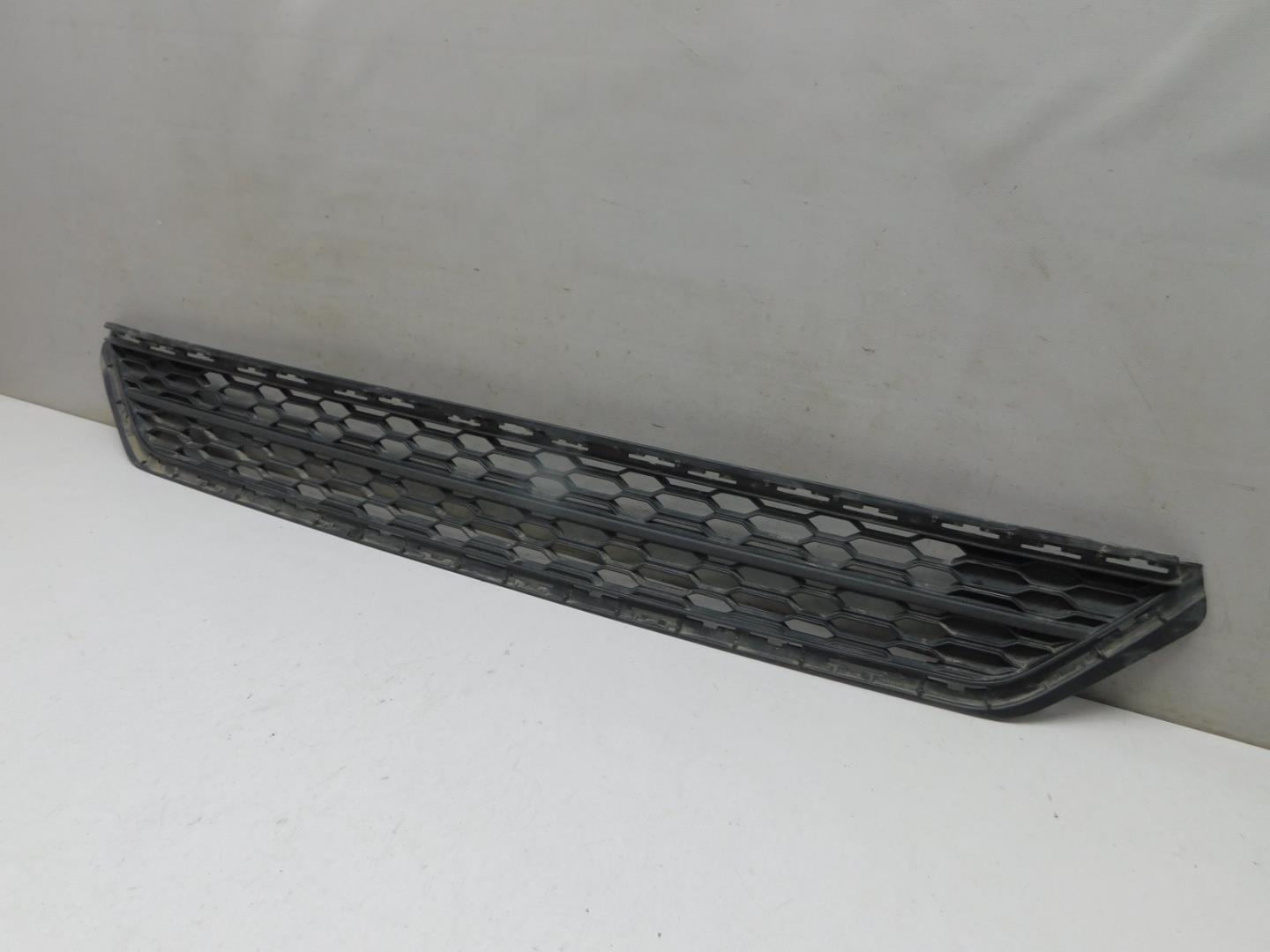 Решетка в бампер центральная