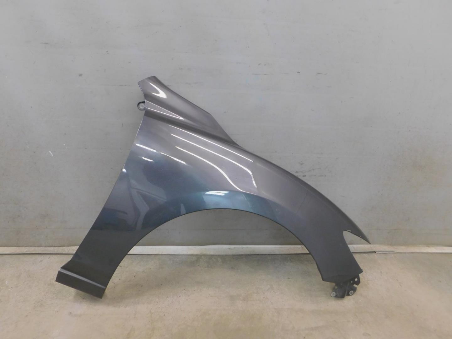 Крыло переднее правое