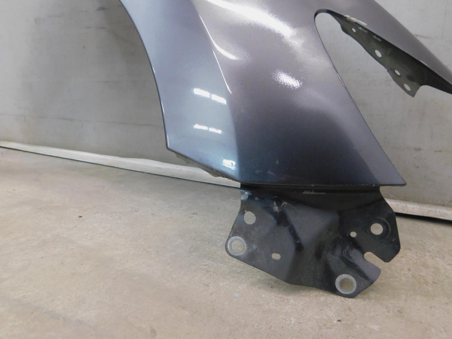 Крыло переднее правое