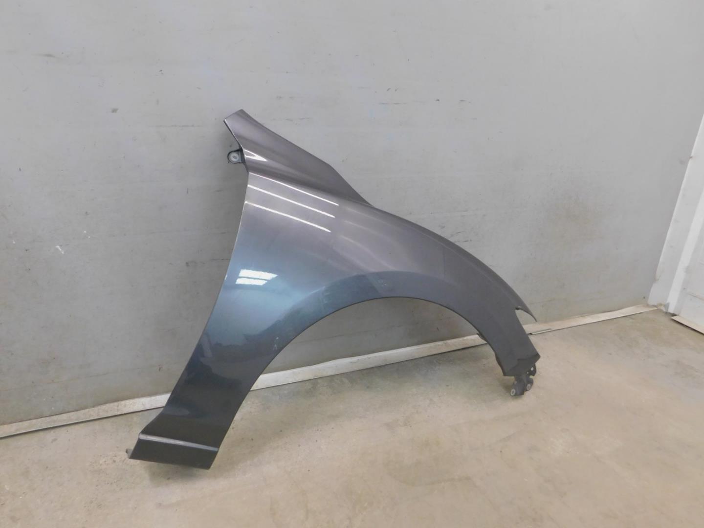 Крыло переднее правое