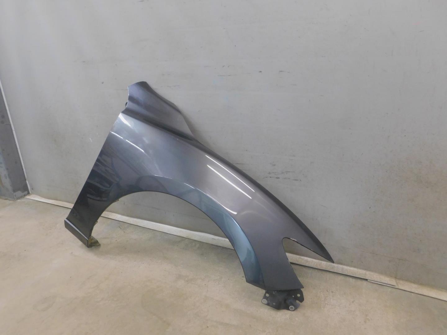 Крыло переднее правое