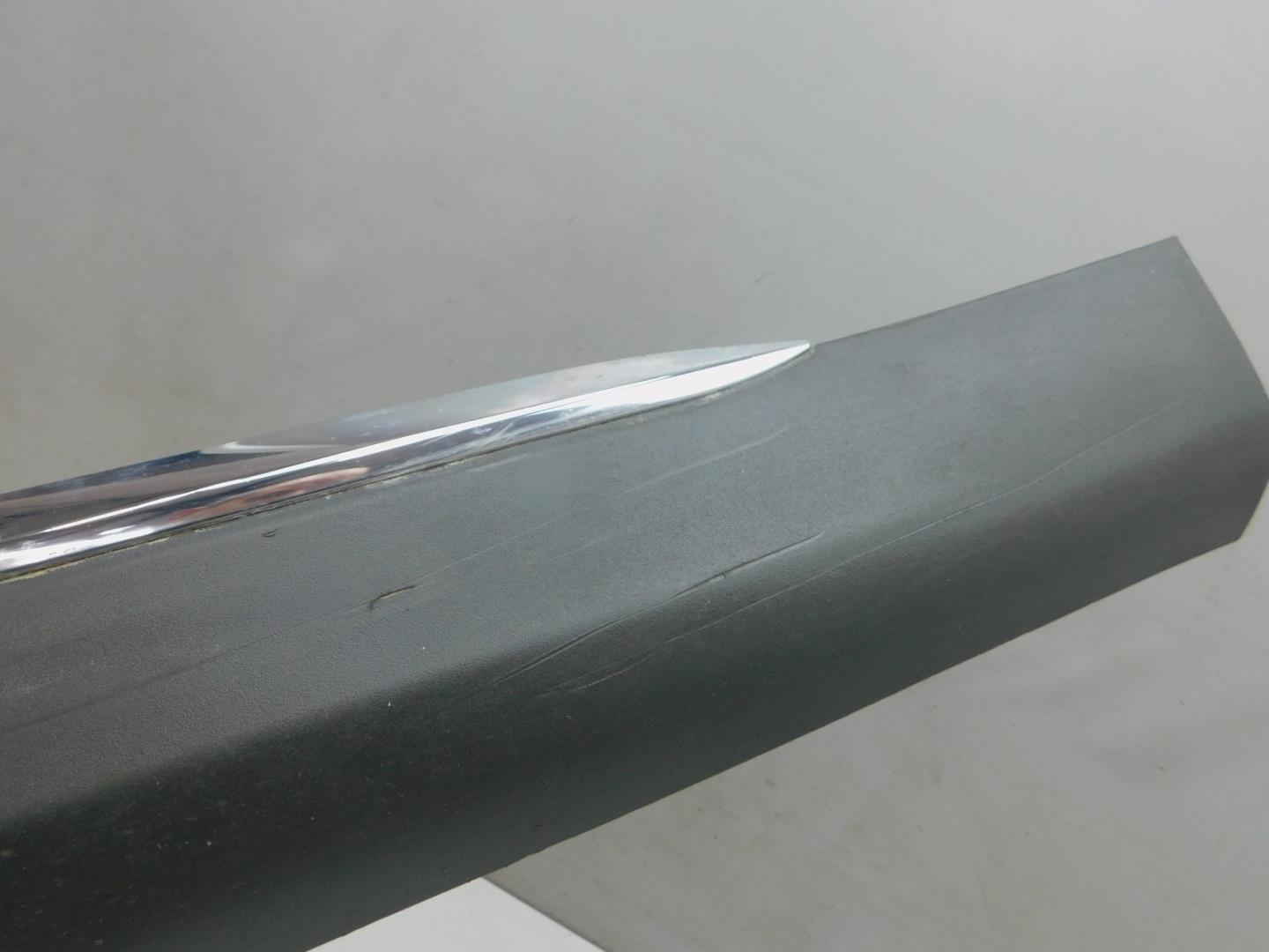 Накладка двери передней правой