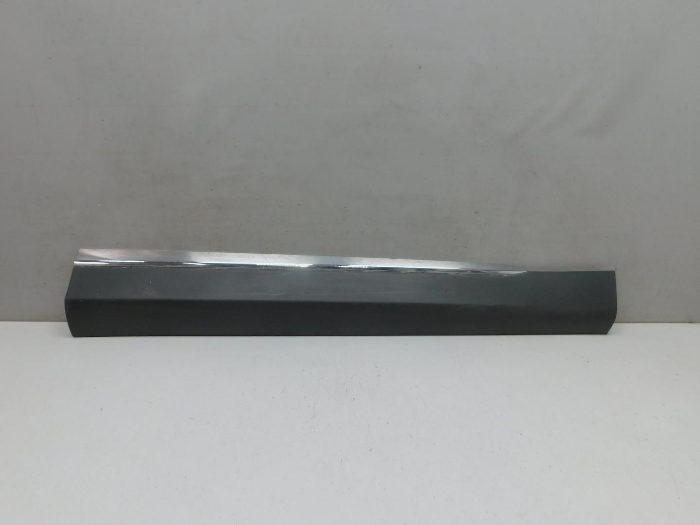 Накладка двери передней правой