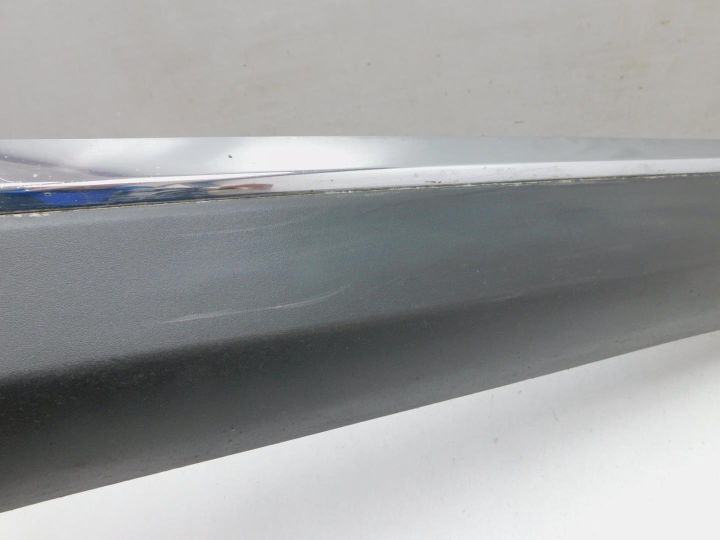 Накладка двери передней правой