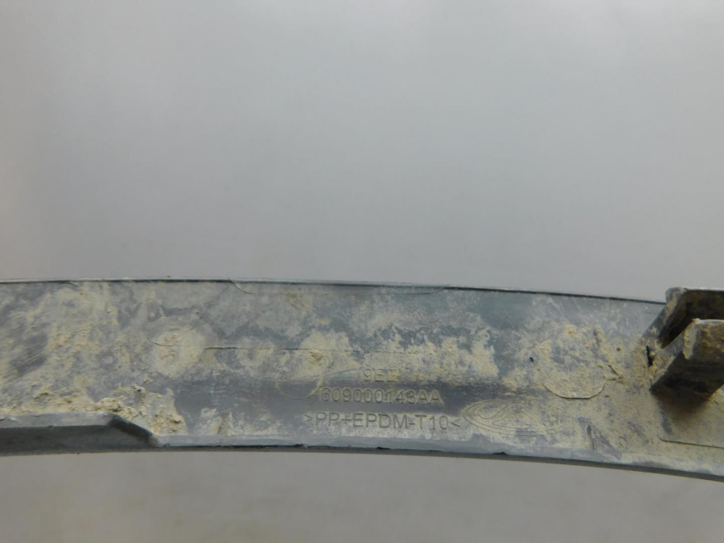 Накладка переднего крыла правого