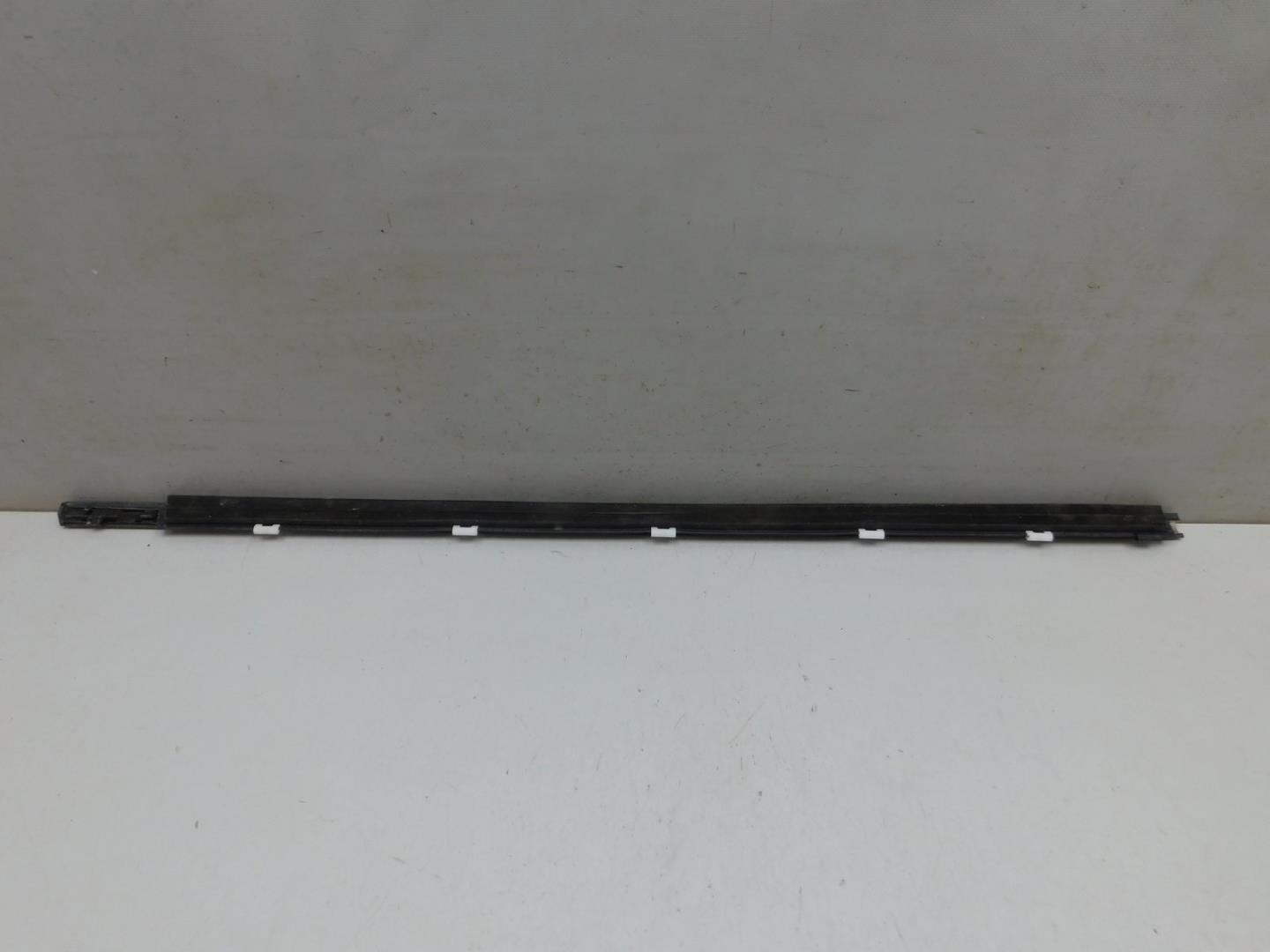 Накладка стекла переднего правого