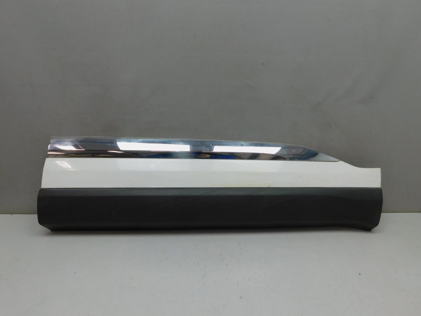 Накладка двери передней правой